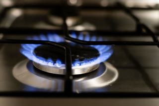 Flamme bleue d'un brûleur de cuisinière au gaz, en gros plan