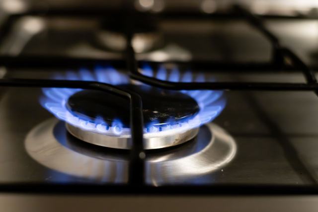 Ce que vérifie l'état de l'installation intérieure de gaz Flamme bleue d'un brûleur de cuisinière au gaz, en gros plan