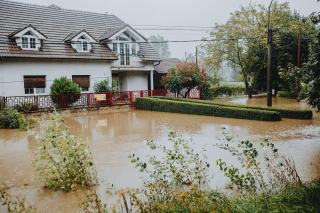 Maison et jardin envahis par une crue boueuse après de fortes pluies